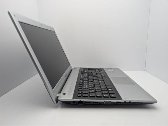 Ноутбук Samsung RV515 / 15.6" (1366x768) TN / AMD E-450 (2 ядра по 1.65 GHz) / 8 GB DDR3 / 500 GB HDD / AMD Radeon HD 6470M, 1 GB GDDR3, 64-bit / WebCam б/у | Зображення 3