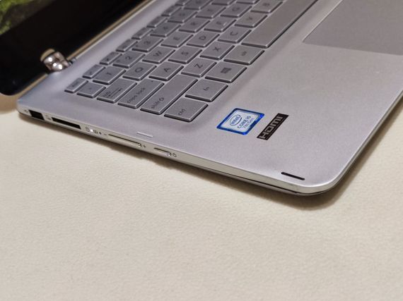 Ноутбук-трансформер Asus Q304UAK 2-in-1 / 13.3" (1920x1080) IPS Touch / Intel Core i5-7200U (2 (4) ядер по 2.5 - 3.1 GHz) / 12 GB DDR4 / 256 GB SSD / Intel HD Graphics 620 / WebCam б/у | Зображення 3
