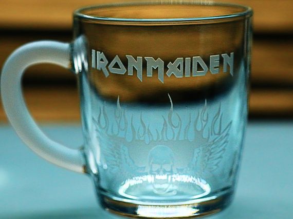 Скляна чашка 350 мл   Iron Maiden з гравіюванням подарунок для фаната хеві металу Айрон Мейден