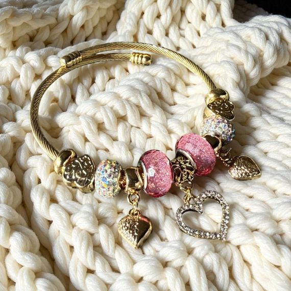 Браслет Twisted Rope з підвісками у формі сердець та шармами - Pink&Gold | Зображення 2