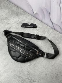 Бананка шкіряна Moncler чорна