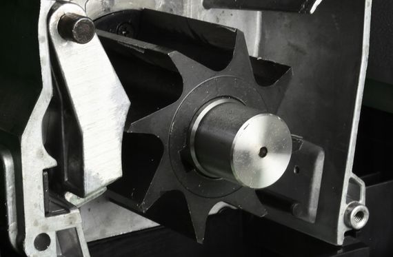 Подрібнювач гілок садовий Makita UD2500 (2500 Вт, 45 мм, 40 об/хв, 67 л, 27.6 кг) | Зображення 7