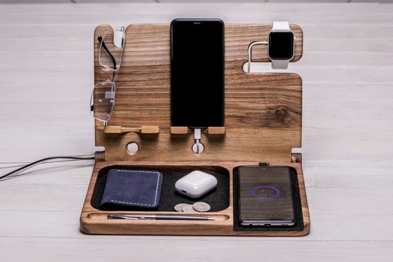 Беспроводная зарядка для двух iPhone & часов Apple «Double dock station iWatch» с персонализацией