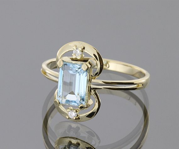 Женское кольцо из желтого золота с топазом и фианитами 17.5