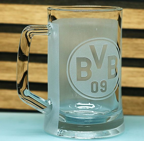 Подарочный пивной бокал с ручкой  670 мл  с 3Д гравировкой лого футбольного клуба Боруссия Дортмунд | Зображення 1