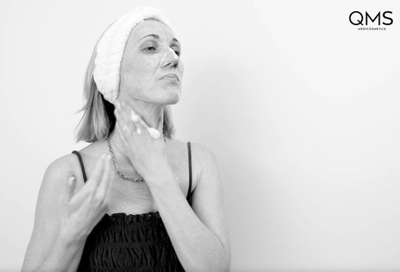 Відновлююча маска для обличчя та тіла QMS Medicosmetics Hydromax Recovery Foam Mask Travelsize 50 мл | Зображення 2