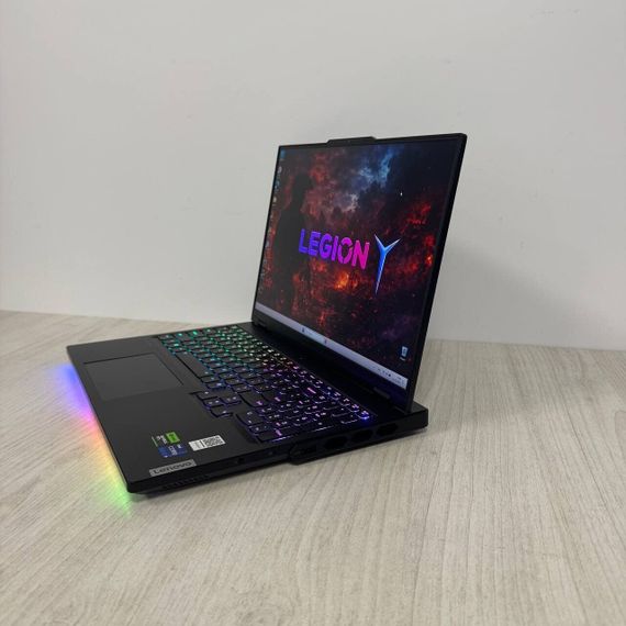 Игровой ноутбук Б-класс Lenovo Legion Pro 7 16IRX8H / 16" (2560x1600) IPS / Intel Core i9-13900HX (24 (32) ядра по 3.9 - 5.4 GHz) / 16 GB DDR5 / 1000 GB SSD M.2 / nVidia GeForce RTX 4080, 12 GB GDDR6, 192-bit / WebCam б/у | Зображення 5