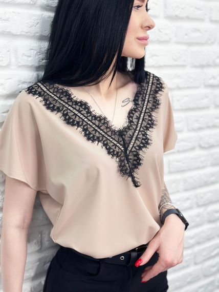Женская летняя легкая блузка софт с коротким рукавом и кружевом GF4717 цвет бежевый, размер 50/52 | Зображення 1