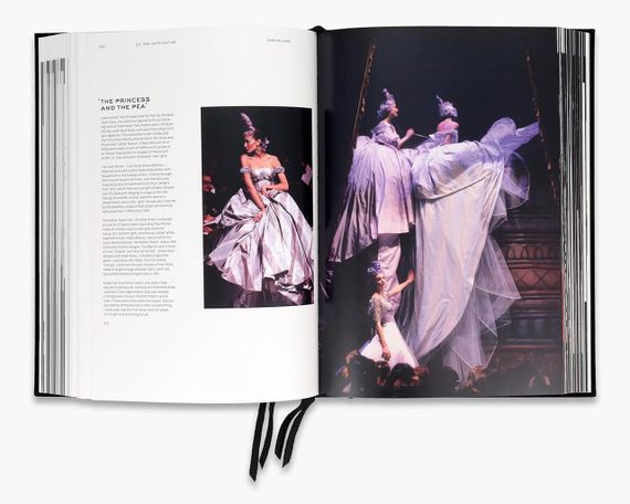Книга про модні колекції Живанші Givenchy Catwalk: The Complete Collections | Зображення 4