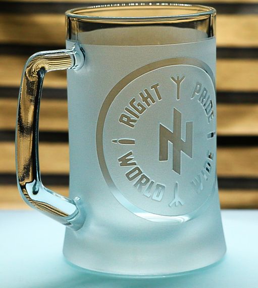 Подарочный бокал для пива 670 мл с гравировкой Азов с руной Альгиз «Right ꑭ Pride»-кровь, земля и свет | Зображення 1