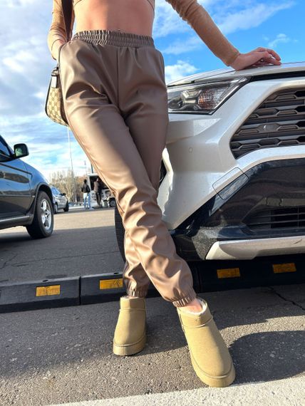 Женские джоггеры на флисе из эко кожи GF01690 цвет мокко, размер 50/52 | Зображення 3