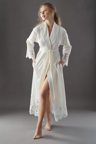 Женский халат Nusa 0383 длинный, велюровый с кружевом, кремовый 2XL | Зображення 1