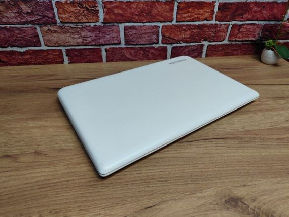 Ноутбук Б-класс Toshiba Satellite C70 / 17.3" (1600x900) TN / Intel Core i3-4005U (2 (4) ядра по 1.7 GHz) / 8 GB DDR3 / 256 GB SSD / Intel HD Graphics 4400 / WebCam б/у | Зображення 2