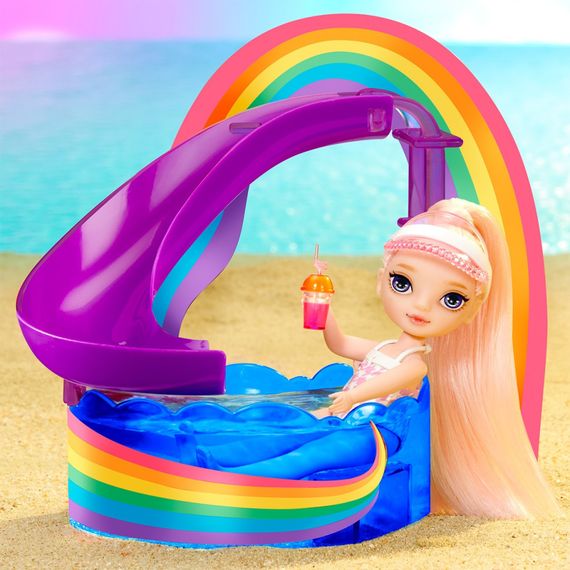 Дитячий ігровий набір із лялькою серії "Littles" - Щасливе свято в басейні Rainbow High 522249 | Зображення 2