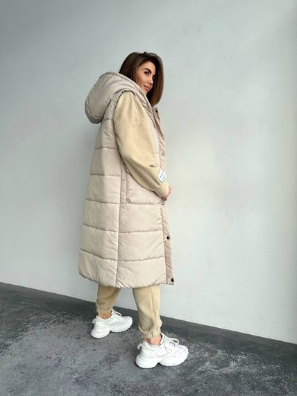Женский длинный теплый жилет с капюшоном DA377 цвет бежевый, размер 46/48 | Зображення 1