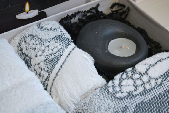 Подарочный набор полотенец La Maison, 3 шт. со свечой Nola Ekru | Зображення 1