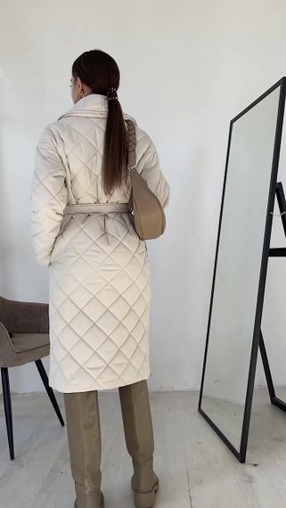 Пальто Стеганное женское за колено с капюшоном в цвете молоко 110, XS | Зображення 1