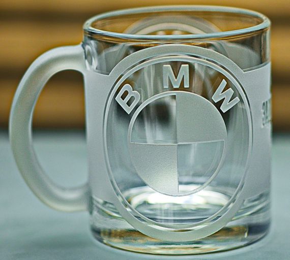 Скляна чашка BMW 320 мл з гравіюванням Подарунок автолюбителю кружка для чаю та кави з логотипом авто БМВ та  легендарний слоган