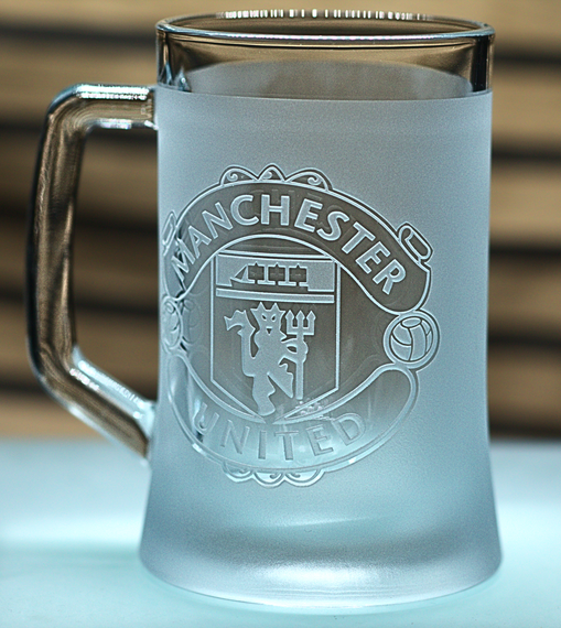 Пивний келих 670 мл ФК Манчестер Юнайтед FC Manchester United з гравіюванням подарунок для фаната ФК  футбольний кухоль | Зображення 2