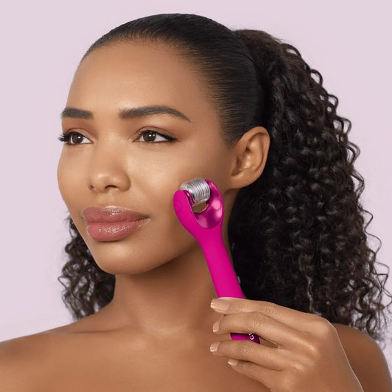 Электронный роллер для лица с микроиглами GESKE MicroNeedle Face Roller 9в1 gray, Малиновый | Зображення 3