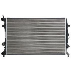 Радіатор охолодження двигуна VOLKSWAGEN PASSAT B7 (362, 365) (10-) 2.5 FSI, NISSENS (65321)
