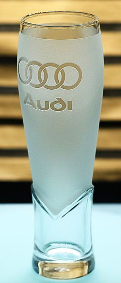 Пивний крафтовий келих 440 мл з гравіюванням Ауди  Audi подарунок для автолюбителя  кухоль для пива з логотипом авто | Зображення 2