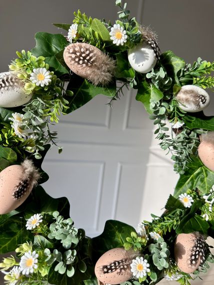 Пасхальный декоративный венок на дверь с яйцами, ромашками и весенней зеленью, 45 см | Зображення 1