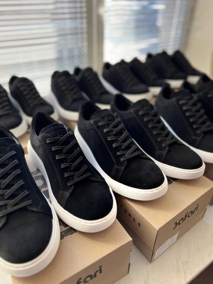 Стильні замшеві чорні кеди 41 розмір | Зображення 1