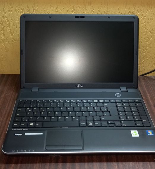 Ноутбук Fujitsu LifeBook A512 / 15.6" TN / Intel Core i5-3230M (2(4) ядра по 2.6-3.2 GHz) / 8 GB DDR3 / 300GB HDD / HD Graphics 4000 / WebCam б/у | Зображення 1
