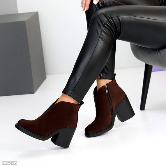 Дизайнерські замшеві ботильйони колір гіркий Шоколад на середньому стійкому підборі | Зображення 5