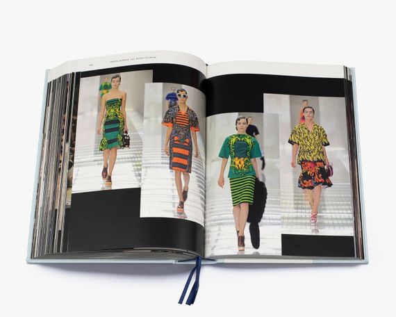Книга про колекції Прада Prada Catwalk: The Complete Collections. Susannah Frankel історія моди з ілюстраціями | Зображення 1