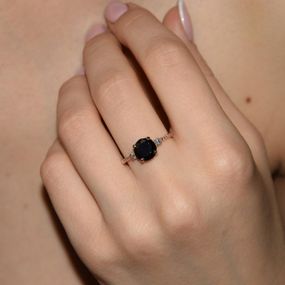 Кольцо из красного золота с черным камнем 16.5