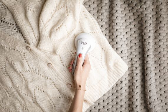 Машинка для видалення катишків Adler AD 9616 на батарейках для одягу і меблів | Зображення 5