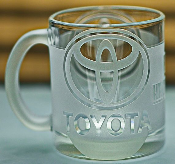 Стеклянная чашка Toyota Тойота 320 мл с гравировкой Подарок автолюбителю кружка для чая и кофе из лого  авто и легендарный слоган