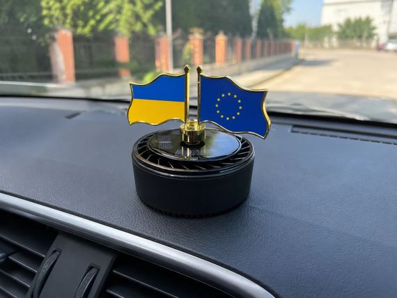 Автомобільний ароматизатор-дифузор “Прапори” на сонячній батареї • Освіжувач повітря в машину з декоративними прапорами України та ЄС для панелі авто | Зображення 4
