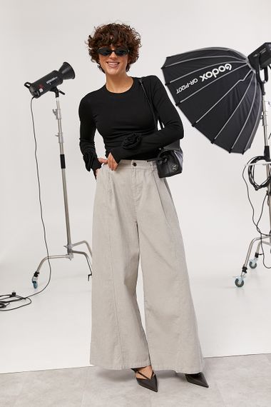 Однотонний лонг з трояндами на рукавах - чорний цвет, ONE SIZE (є розміри) | Зображення 2