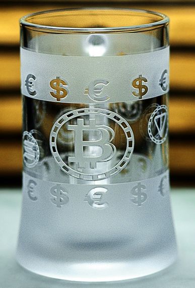 Пивний кухоль Crypto King з гравіюванням БІТКОІН ETH DOGE SOL BNB TON Подарунок трейдеру Келих для криптоаналітика