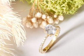 Женское золотое кольцо с фианитами 18
