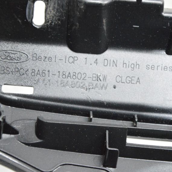 Накладка торпедо центральна під магнітолу Ford Fiesta VII 2008-2017 Накладка консолі Форд 8A6118A802BKW | Зображення 4