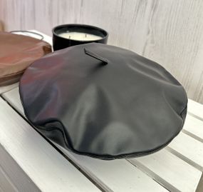 Чорний жіночий берет зі штучної шкіри 55-58р (850)