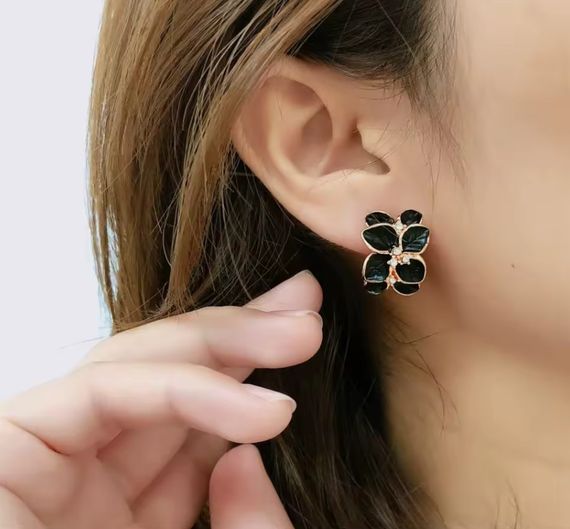 Серьги Primo Glory в форме цветов с чёрными лепестками и кристаллами – Gold&Black | Зображення 1