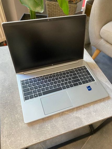 Ультрабук HP EliteBook 650 G10 / 15.6" (1920x1080) IPS / Intel Core i5-1345U (10 (12) ядер по 3.5 - 4.7 GHz) / 16 GB DDR4 / 256 GB SSD / Intel Iris Xe Graphics / WebCam / Win 10 б/в | Зображення 1