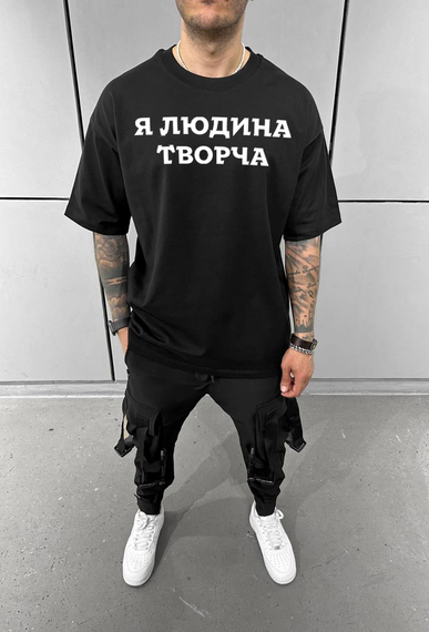 Футболка з мерчем