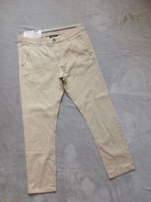 Чоловічі бежеві штани завужені