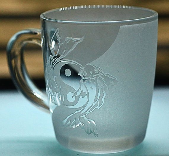 Скляна чашка 350 мл  Інь-Янь риба короп з гравіюванням символ гармонії подарунок для чоловіка | Зображення 3