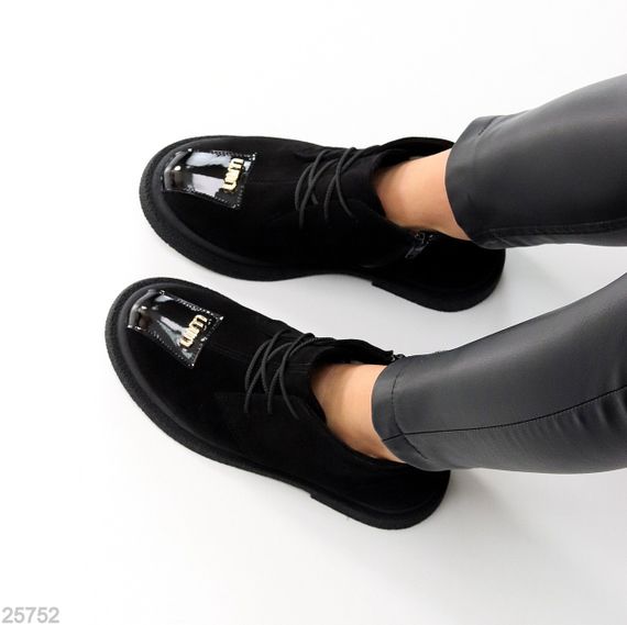 Дизайнерські чорні замшеві зимові черевики з глянсовою вставкою