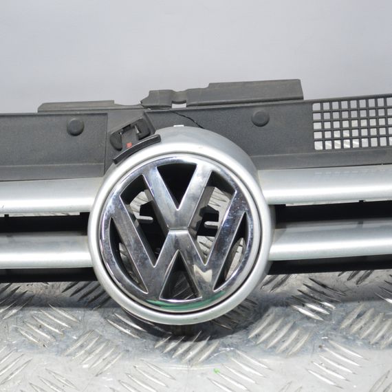 Решітка радіатора сіра Volkswagen Golf IV 1997-2003 Решітка сіра Фольксваген Гольф 4 1J0853651H 1J0853655G | Зображення 2