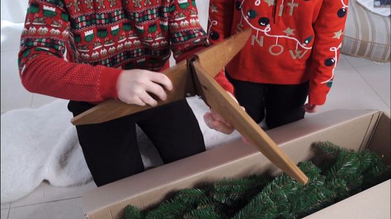 Искусственная зелёная ёлка 180 см на деревянной подставке | Пышная новогодняя ёлка HVOYA | Зображення 6