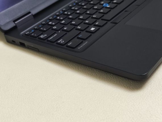 Ноутбук Dell Inspiron 17 5767 / 17.3" (1600x900) TN / Intel Core i5-7200U (2 (4) ядра по 2.5 - 3.1 GHz) / 8 GB DDR4 / 256 GB SSD / Intel HD Graphics 620 / WebCam б/у | Зображення 2