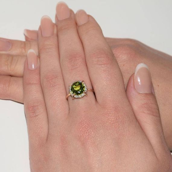 Кольцо из желтого золота с хризолитом 17.5 | Зображення 1